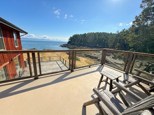 Oceanfront Suite with Private Deck & Ensuite Bath - Rm 11