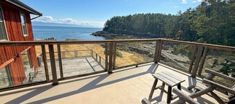 Oceanfront Suite with Private Deck & Ensuite Bath - Rm 11