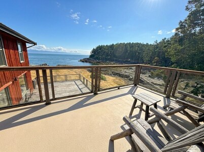 Oceanfront Suite with Private Deck & Ensuite Bath - Rm 11