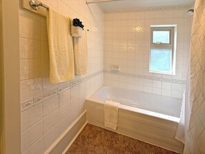 Bathroom - Oceanfront Suite with Private Deck & Ensuite Bath - Rm 11 (Gabriola)