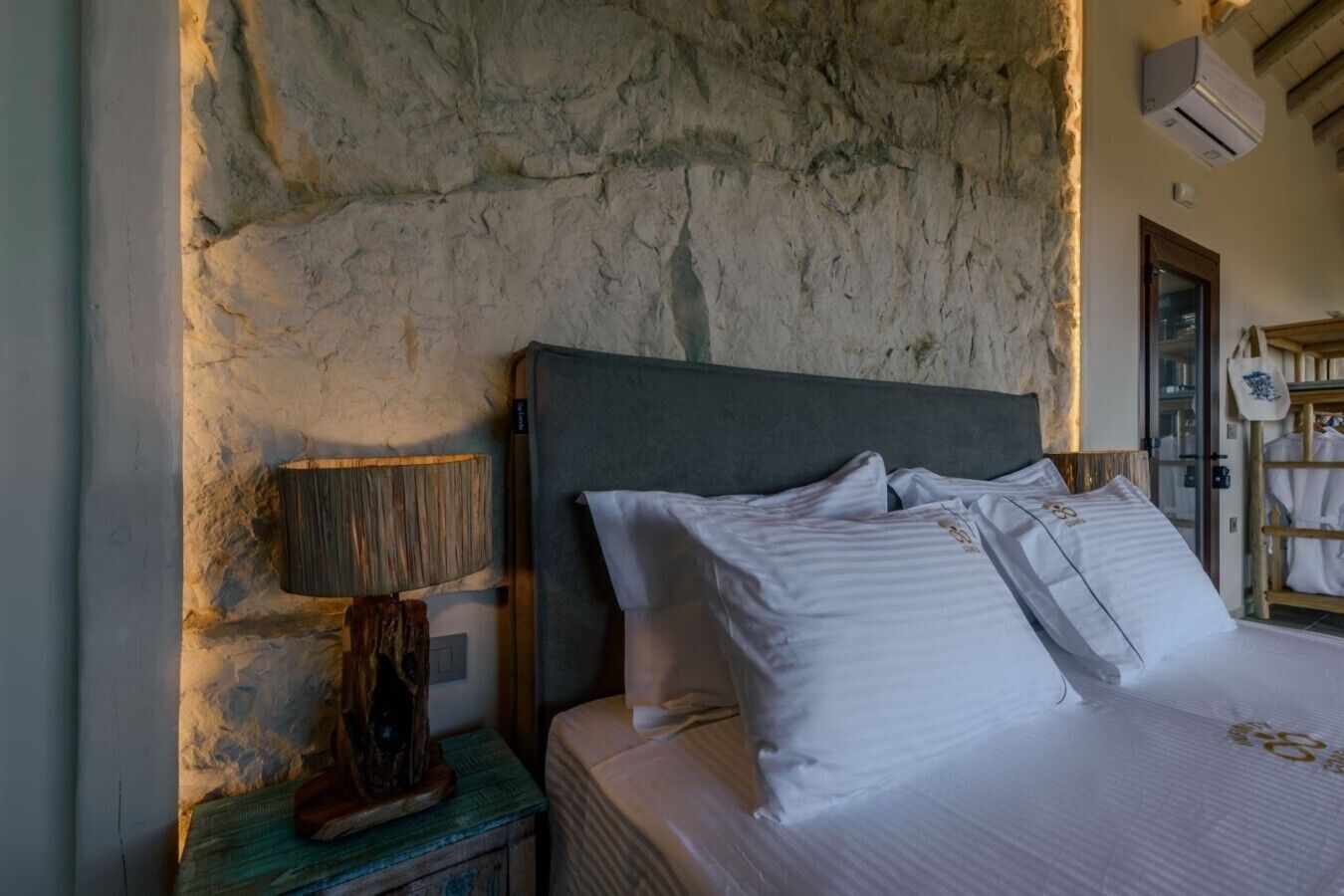 Desk, iron/ironing board, WiFi, bed sheets