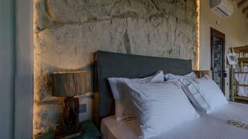 Desk, iron/ironing board, WiFi, bed sheets