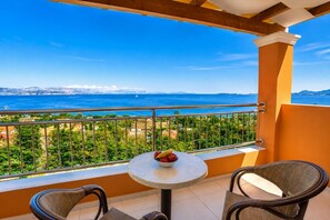 Property grounds - Villa Eros - Two Bedroom Villa, Sleeps 5 (Mparmpati)