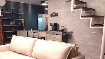 TV connectée, livres, chaîne hi-fi