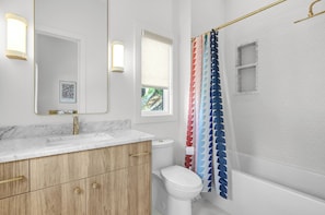 Douche, serviettes fournies, savon, papier toilette