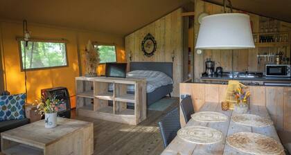 Wellness safari tent with a hot tub! With a beautiful, unobstructed view.