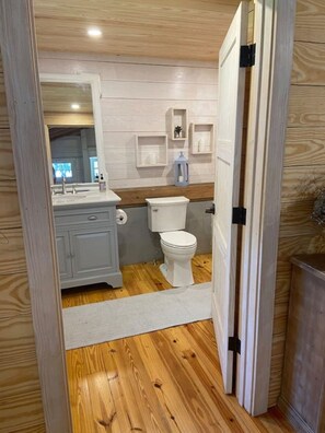 Bathroom - Studio on Intercoastal waterway with dock (Daufuskie Island)