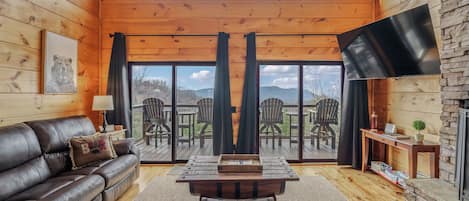 Cabaña, varias camas, vista a la montaña (50 Mile View Lodge) | Área de sala de estar
