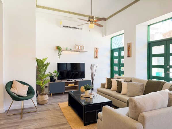 Smart TV, books - Cathedral View Balcony | Historic Casco Viejo (Panamá)