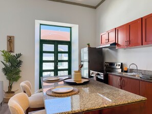 Microwave, oven, stovetop, coffee/tea maker - Cathedral View Balcony | Historic Casco Viejo (Panamá)