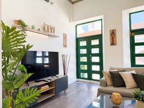 Smart TV, books - Cathedral View Balcony | Historic Casco Viejo (Panamá)