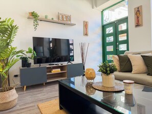 Smart TV, books - Cathedral View Balcony | Historic Casco Viejo (Panamá)