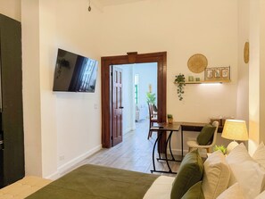 Desk, iron/ironing board, free WiFi, bed sheets - Cathedral View Balcony | Historic Casco Viejo (Panamá)