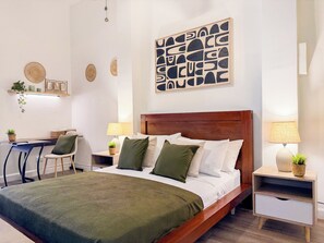 Desk, iron/ironing board, free WiFi, bed sheets - Cathedral View Balcony | Historic Casco Viejo (Panamá)