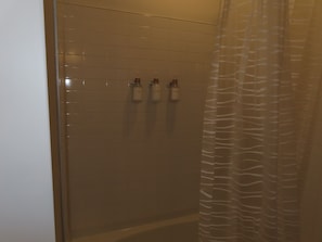 Secador de cabelo, toalhas de banho, sabonete, papel higiênico