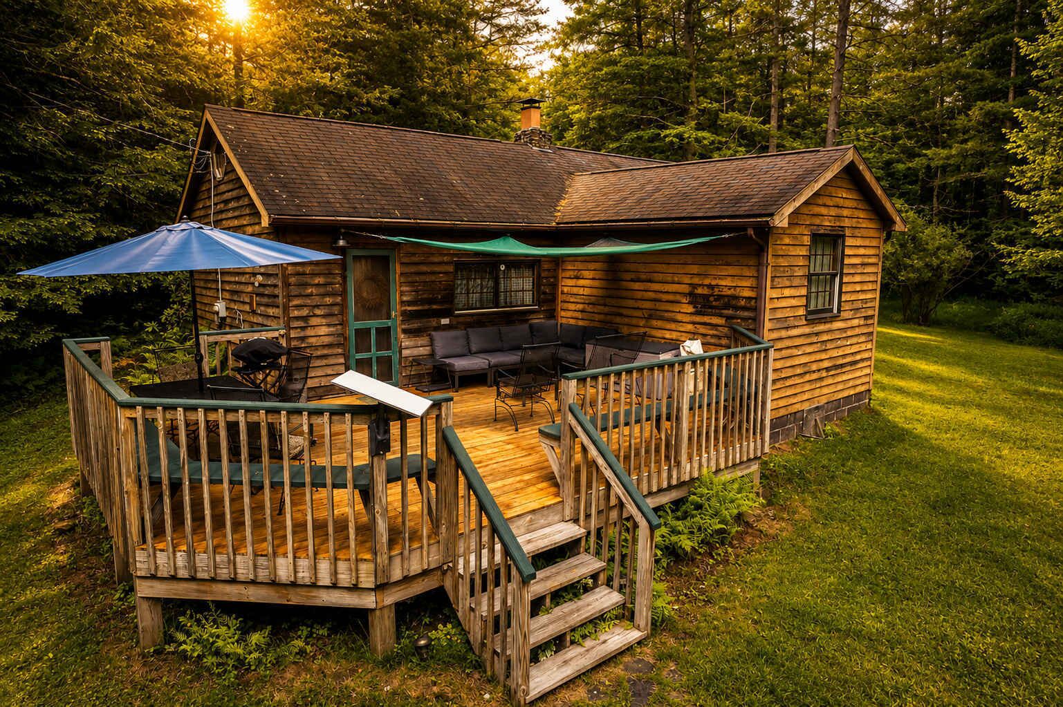 Een houten chalet met terras, zitplaatsen buiten en een overdekte patio.