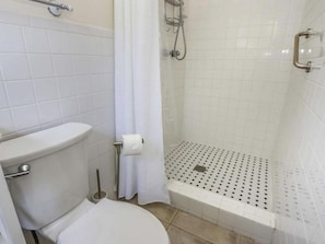 Habitación superior, 1 cama King size (The Blanche Room) | Baño | Tina con regadera, amenidades de baño gratuitas, secadora de cabello 