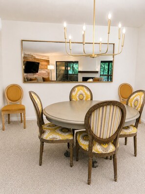 Dining - Lake Fairfield Getaway with Resort Amenities (Sapphire)