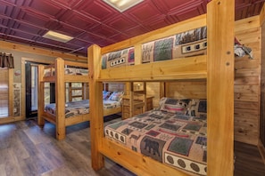 Ferienhütte, Mehrere Betten, Bergblick (Bears Haven Lodge) | 6 Schlafzimmer, individuell dekoriert, individuell eingerichtet