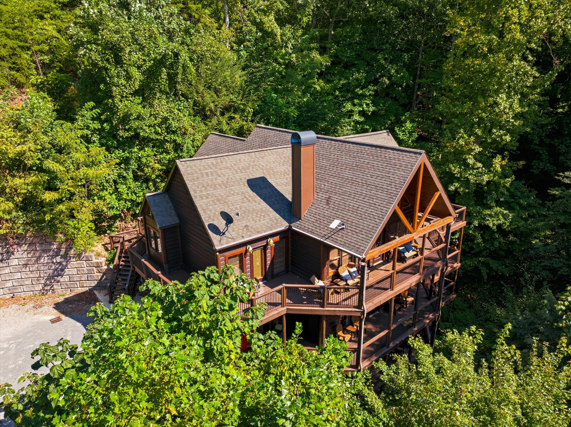Une cabane en bois dotée d’un toit en pente, entourée d’une végétation luxuriante.