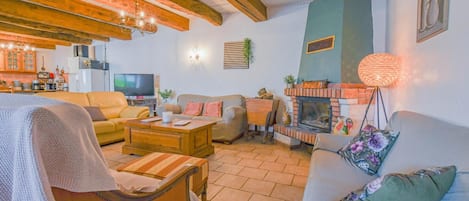 Televisión y chimenea