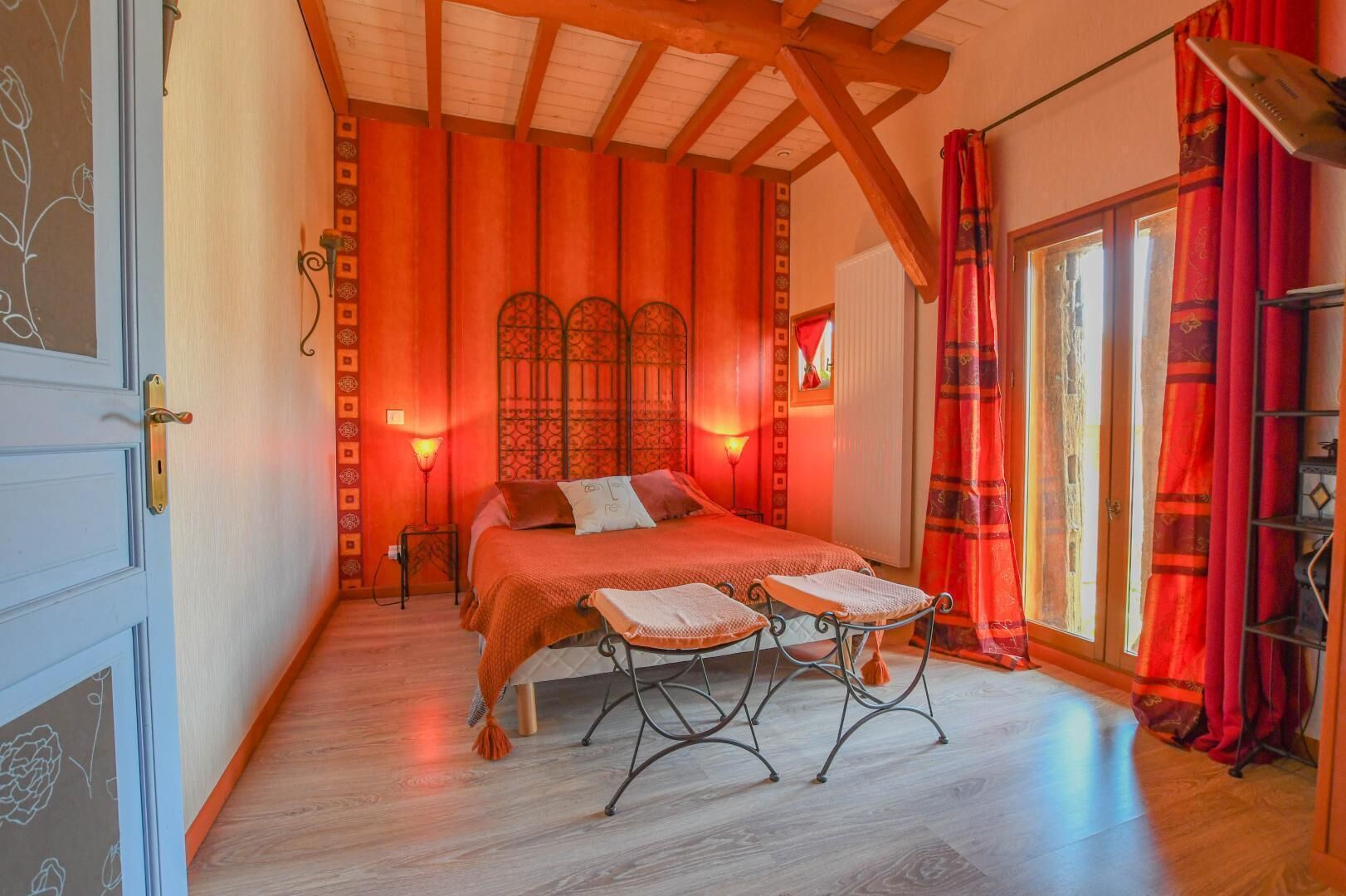 Travel cot, free WiFi
