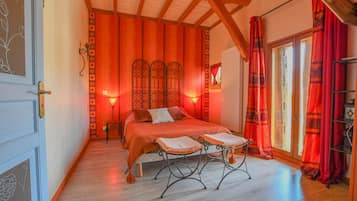 Travel cot, free WiFi