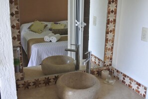 Habitación triple estándar | Baño | Secadora de cabello, toallas, jabón, shampoo 