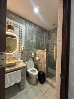 Quarto casal conforto | Banheiro | Secador de cabelo, toalhas de banho, sabonete, shampoo