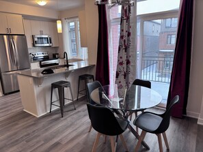 Private kitchen - Luxurious townhouse near Ottawa Airport YOW (Ottawa)