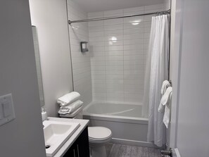 Bathroom - Luxurious townhouse near Ottawa Airport YOW (Ottawa)