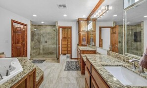 Ein modernes Badezimmer mit barrierefreier Dusche, einem großen Spiegel und Holzschränken.
