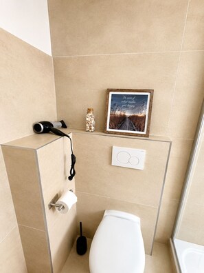 Shower, hair dryer, soap, toilet paper - Nice Flats Premium 4-Room, 6-Bed Apartment, 3 Bedrooms, Smart TV, Kitchen (Hamm)