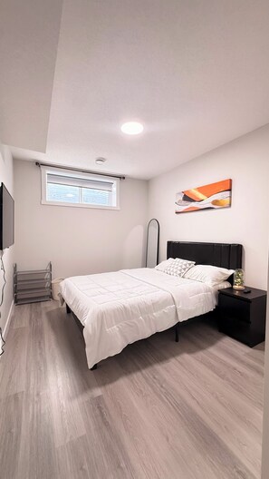 Internet, bed sheets - Stylish Private Suite | Free Parking + Wi-Fi (Calgary)
