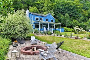 A blue house with a porch, a fire pit, and outdoor seating. - Spectacular Modern Farmhouse-Near ski & town (Shandaken)