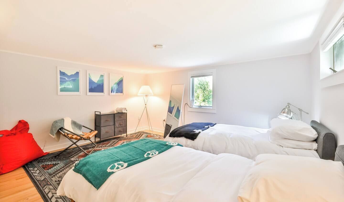 4 bedrooms, iron/ironing board, WiFi, bed sheets