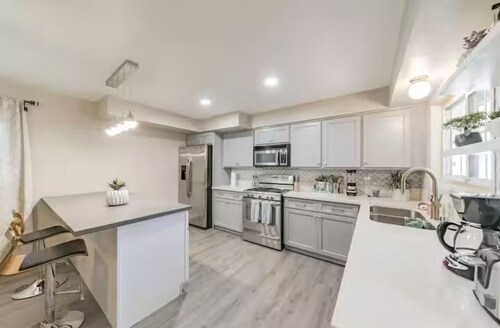 Canyon Country 3BR Retreat w/ Patio & Mt. Views