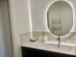 Secador de cabelo, toalhas de banho, sabonete, papel higiênico