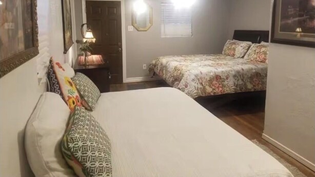 2 habitaciones, tabla de planchar con plancha, wifi y ropa de cama 