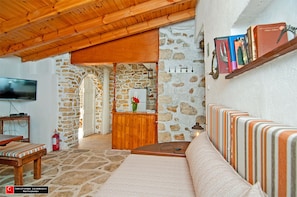 Smart TV, books, stereo