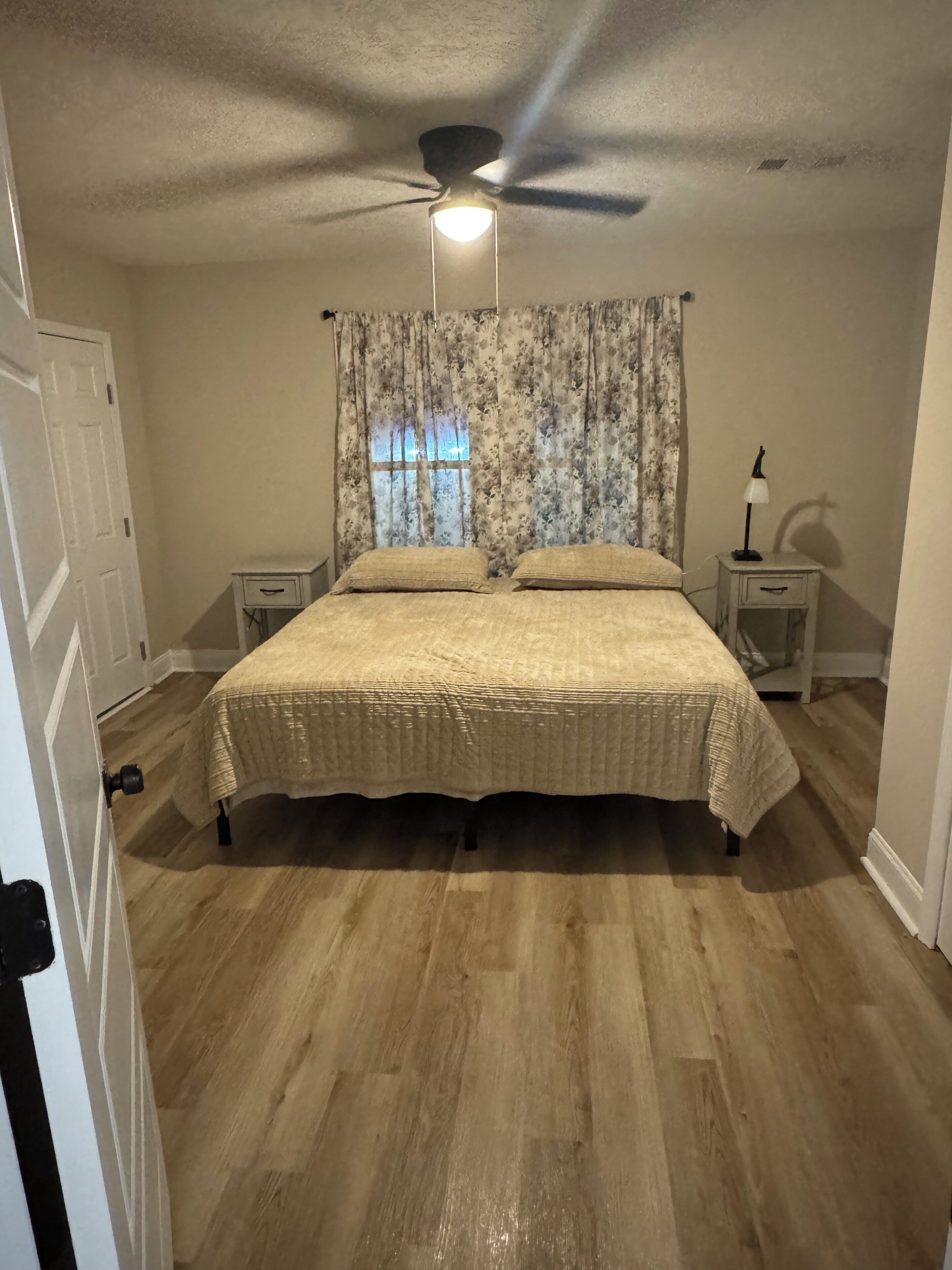 3 bedrooms, iron/ironing board, WiFi, bed sheets