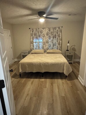 Iron/ironing board, WiFi, bed sheets - Close to SRP park the medical district and Fort Gordon (North Augusta)
