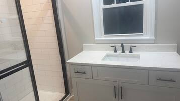 Secadora de cabello, toallas, jabón, papel de baño