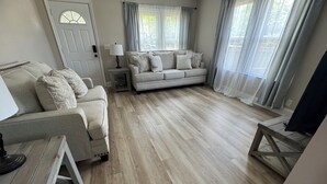 A living room with a sofa, a coffee table, a lamp, and a television. - Close to SRP park the medical district and Fort Gordon (North Augusta)