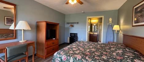 Skrivebord, strykejern/-brett, wi-fi (inkludert) og sengetøy