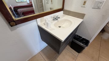 Kostenlose Toilettenartikel, Handtücher