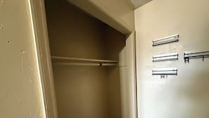 Un passadís amb un armari, una porta i un radiador.