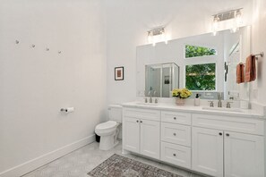Shower, hair dryer, towels, soap - Casa Azul • 5min to Downtown • Fire Pit & Patio (San Antonio)