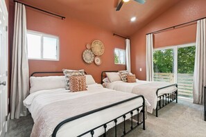 Iron/ironing board, WiFi, bed sheets - Casa Azul • 5min to Downtown • Fire Pit & Patio (San Antonio)