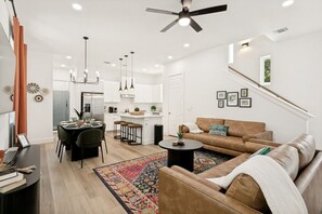 Living area - Casa Azul • 5min to Downtown • Fire Pit & Patio (San Antonio)